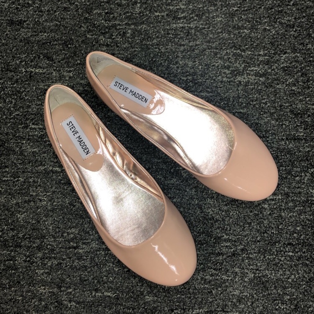 Never worn!! Patent nude, Steve Madden Flats